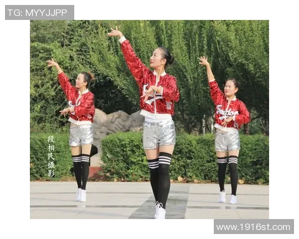 打篮球与广场舞的魅力碰撞:青春活力与优雅韵律的完美融合